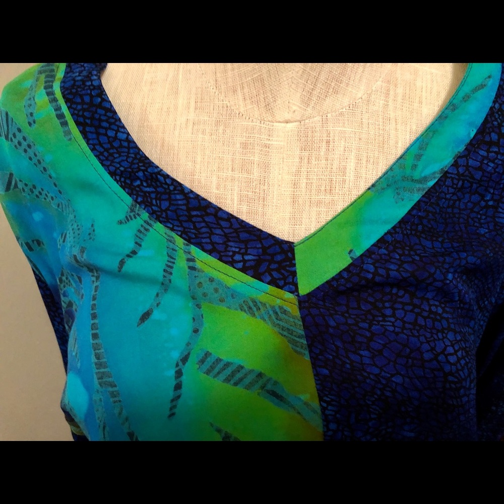 Gorgeous Colorful Shirt 💚💙 - Picture 3 of 8